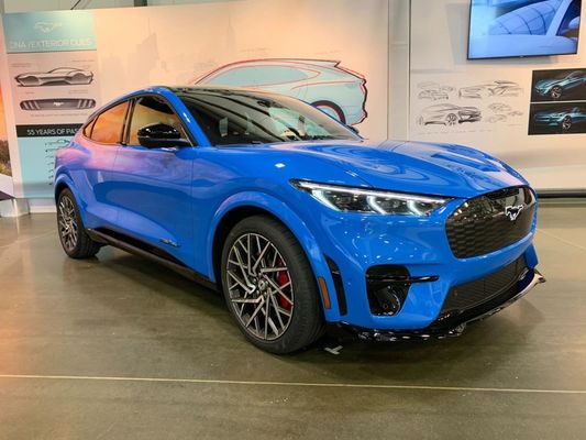 Kendaraan Ford Medium Electric Car Masa Pakai Baterai Panjang 200km/H Kecepatan Maks