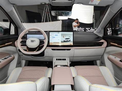 Mobil Listrik Mewah Ramah Lingkungan 4 Wheel Drive SUV Geely Geometry M6 450km CLTC