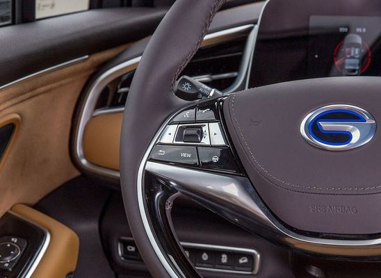 110km / H GAC AION Mobil Listrik 5 Pintu 5 Seater Mobil Sedan Baterai Lithium Ion