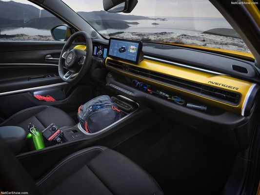 Keluarga kecil yang fokus pada SUV crossover listrik Jeep Avenger dengan WLTP400km