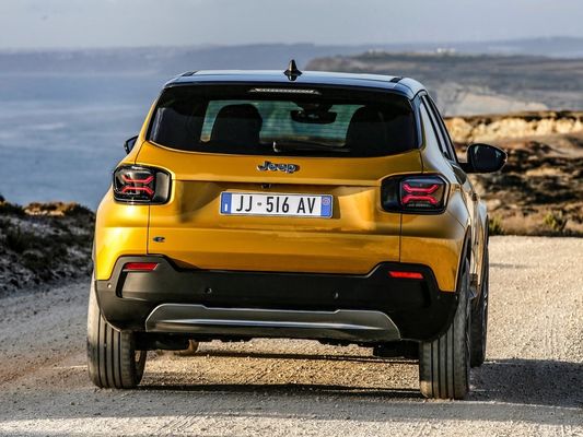 Keluarga kecil yang fokus pada SUV crossover listrik Jeep Avenger dengan WLTP400km