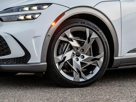 Genesis GV60 Upmarket All Electric Family Car Dengan Baterai 76.4kwh 350Nm Of Torque Model Boost & Drift