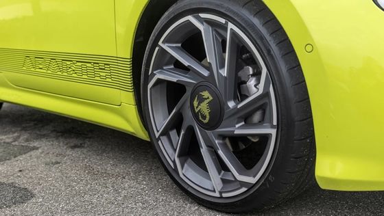 Cute dan Sporty di Abarth 500e Hot Hatchback Mobil Listrik Seperti Menyenangkan Seperti Bensin 152P.S Motor Power