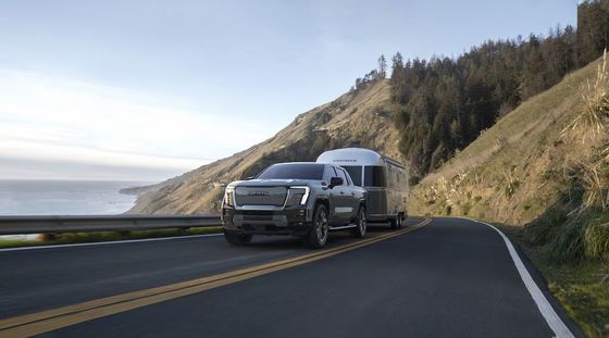 GMC Sierra EV dual motor powertrain dengan 754P dinilai untuk menarik hingga 9.500 pon dan dapat menarik hingga 1300 pon muatan