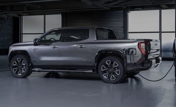 GMC Sierra EV dual motor powertrain dengan 754P dinilai untuk menarik hingga 9.500 pon dan dapat menarik hingga 1300 pon muatan