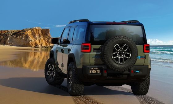 SUV listrik 2024 Jeep Recon EV dengan atap lipat, pintu yang bisa dilepas dan batuan yang bisa merangkak.