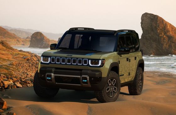 SUV listrik 2024 Jeep Recon EV dengan atap lipat, pintu yang bisa dilepas dan batuan yang bisa merangkak.