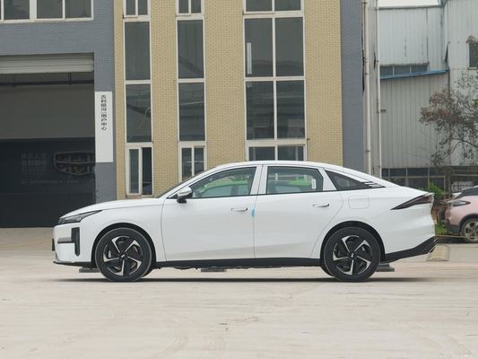 2024 Geely L6 Plug In Hybrid Electric Car dengan jangkauan 1370km