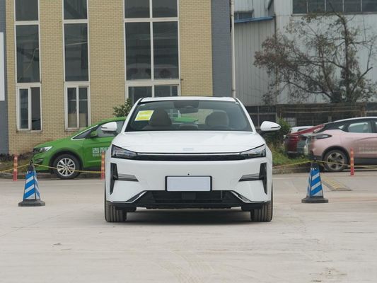 2024 Geely L6 Plug In Hybrid Electric Car dengan jangkauan 1370km