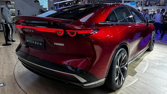 Kendaraan listrik murni pertama Mazda EZ-6 adalah sedan roda belakang yang ramping dengan