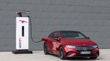 Mobil listrik yang sangat laris Mercedes-Benz EQE AMG 43 4MATIC baterai 90,6kwh 450km jangkauan dengan 350kw/476P.s kekuatan motor