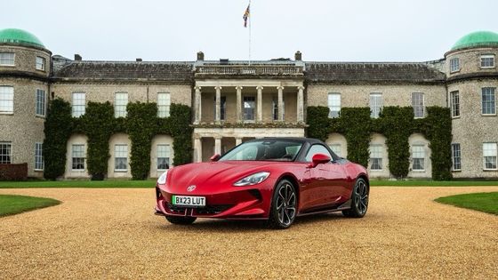 MG Cyberster Trophy Mobil sport listrik yang sehat 335bhp dan 350lb ft torsi, 336 mil jangkauan di bawah 77kwh baterai