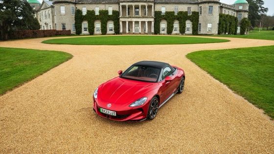 MG Cyberster Trophy Mobil sport listrik yang sehat 335bhp dan 350lb ft torsi, 336 mil jangkauan di bawah 77kwh baterai