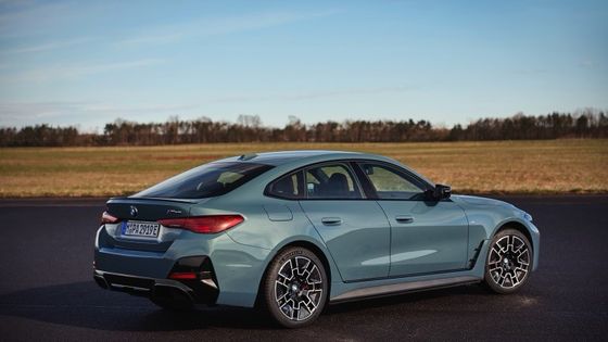 Kendaraan listrik murni berkinerja tinggi jangkauan 450km BMW i4 akselerasi 0-100km/h pada 3.9s 225km/h kecepatan tertinggi 400kw daya