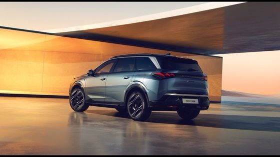 Presale 2024 Peugeot E-5008 SUV 500km Range Topping 326 tenaga kuda (240 KW) Dual Motor AWD Kendaraan Listrik Murni