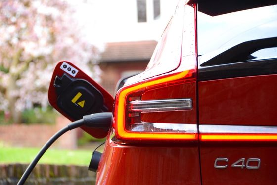 EV all-round Volvo EC40 Ultimate Twin Motor dengan WLTP 326Miles 4.7sec akselerasi 0-62mph 408hp motor tenaga kuda