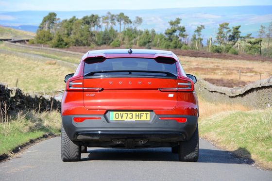 EV all-round Volvo EC40 Ultimate Twin Motor dengan WLTP 326Miles 4.7sec akselerasi 0-62mph 408hp motor tenaga kuda