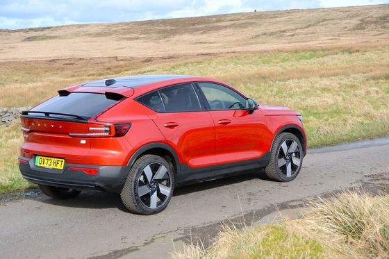 EV all-round Volvo EC40 Ultimate Twin Motor dengan WLTP 326Miles 4.7sec akselerasi 0-62mph 408hp motor tenaga kuda