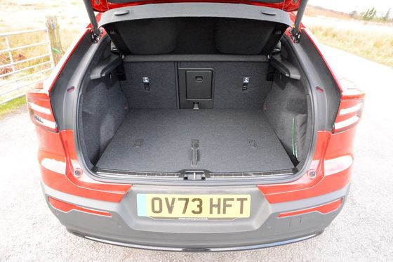 EV all-round Volvo EC40 Ultimate Twin Motor dengan WLTP 326Miles 4.7sec akselerasi 0-62mph 408hp motor tenaga kuda