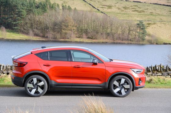 EV all-round Volvo EC40 Ultimate Twin Motor dengan WLTP 326Miles 4.7sec akselerasi 0-62mph 408hp motor tenaga kuda