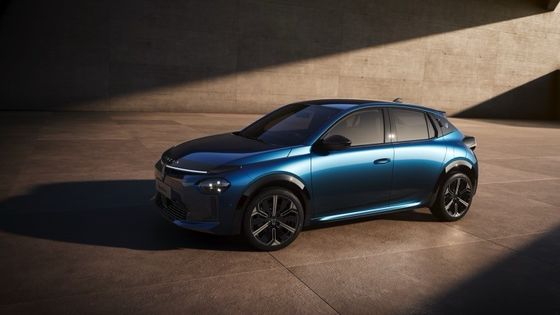 Terbatas mobil listrik pertama Lancia Ypsilon dengan motor depan dipasang untuk 154 tenaga kuda dan 260 N.m