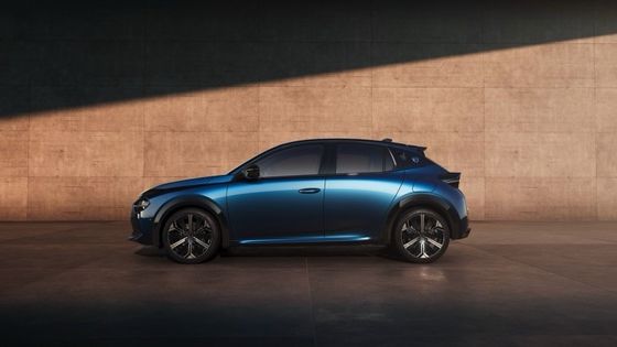 Terbatas mobil listrik pertama Lancia Ypsilon dengan motor depan dipasang untuk 154 tenaga kuda dan 260 N.m