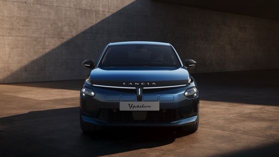 Terbatas mobil listrik pertama Lancia Ypsilon dengan motor depan dipasang untuk 154 tenaga kuda dan 260 N.m