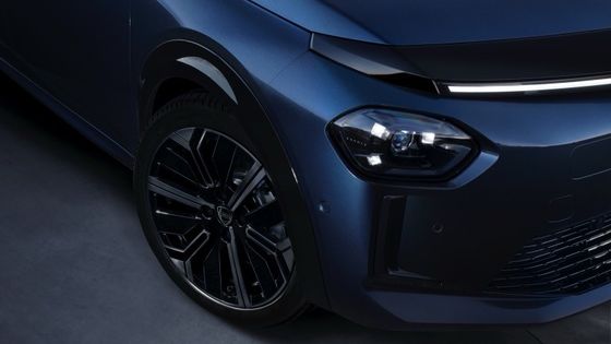 Terbatas mobil listrik pertama Lancia Ypsilon dengan motor depan dipasang untuk 154 tenaga kuda dan 260 N.m