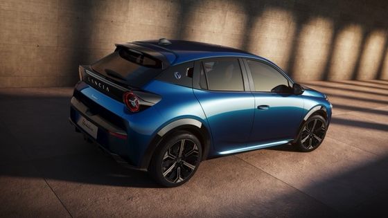 Terbatas mobil listrik pertama Lancia Ypsilon dengan motor depan dipasang untuk 154 tenaga kuda dan 260 N.m