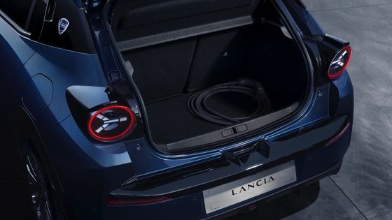 Terbatas mobil listrik pertama Lancia Ypsilon dengan motor depan dipasang untuk 154 tenaga kuda dan 260 N.m