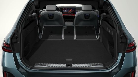 Mobil EV terbaru yang cocok dengan baterai 84,4kWh 329 mil jangkauan dengan 335bhp/430Nm di BMW i5 Touring eDrive40 single speed RWD