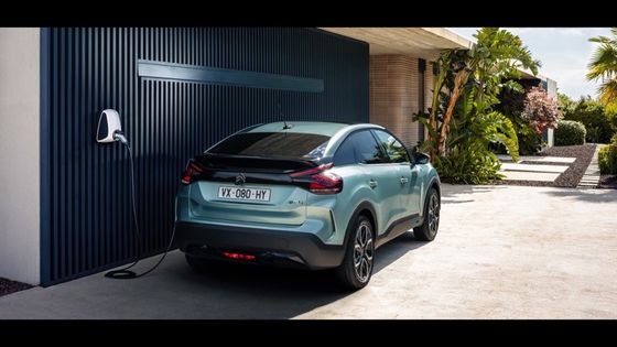 E-C4 Citroen dengan 115kw (156ps) Daya di 150km / h Kecepatan tertinggi 54kwh Lithium Ion Baterai