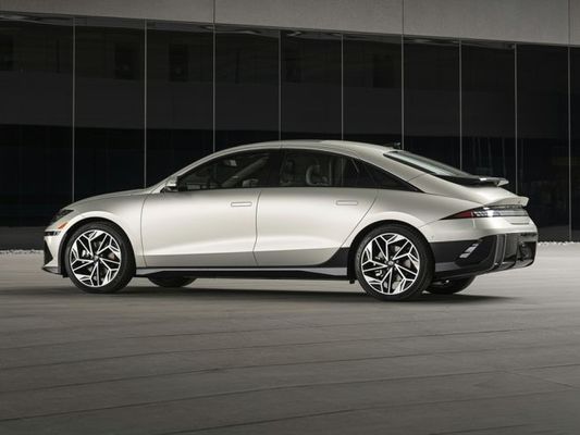 Paling hemat energi EV 2 Hyundai Ioniq 6 Kendaraan listrik murni dengan jangkauan maksimum 361 mil Mencakup jangkauan panjang 4,17 Mi / kWh