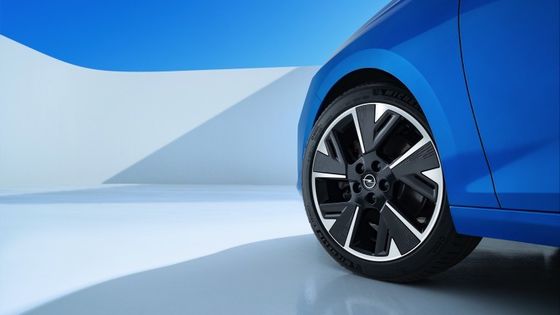 Kendaraan listrik berkendara nyaman di Opel Astra Electric dengan baterai 54kwh 150kw tenaga motor pada kecepatan maksimum 170km / h