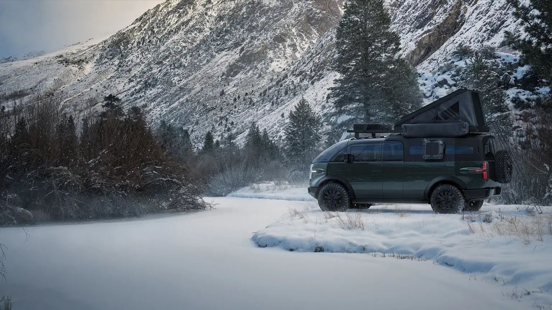 Trcuk Canoo pickup yang dibangun khusus dengan tempat tidur 8 kaki dengan ruang penyimpanan yang luas