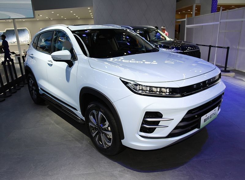 Mobil hibrida EXCEED Classic 2023 di Chery EXCEED ET-i 1.5T 156hp L4 + 125motor listrik 180km / jam kecepatan tertinggi 0-100km / jam dalam 7 detik