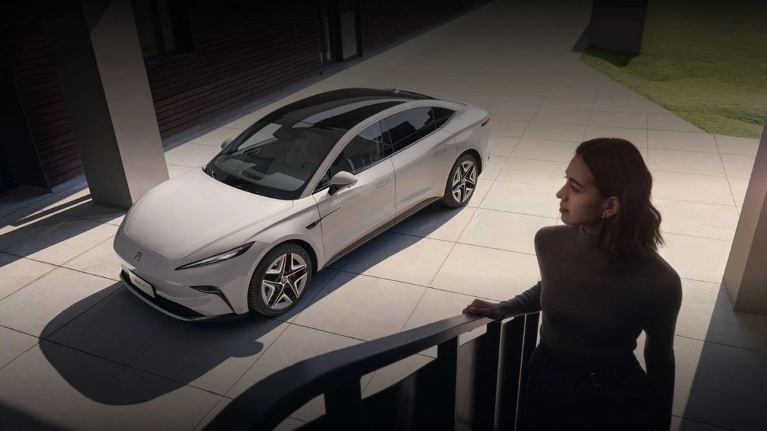 Kendaraan listrik murni Feifan F7 dilengkapi dengan pengisian baterai gratis dan pertukaran seumur hidup 500km RWD powertrain mobil listrik