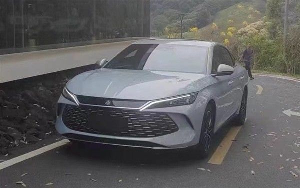 Presale 2024 BYD Qinn L DM-i 80km Kendaraan listrik Landed Segera Mobil hibrida 1.5T 101ps L4 New Engergy Mobil