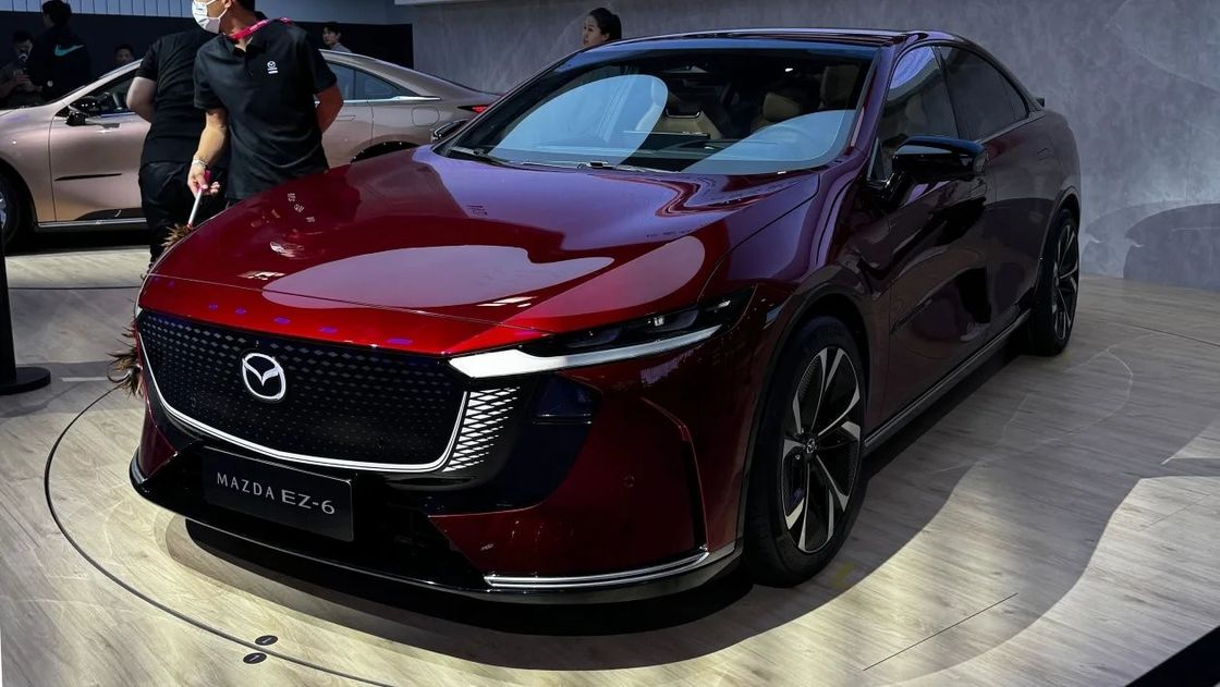 Kendaraan listrik murni pertama Mazda EZ-6 adalah sedan roda belakang yang ramping dengan