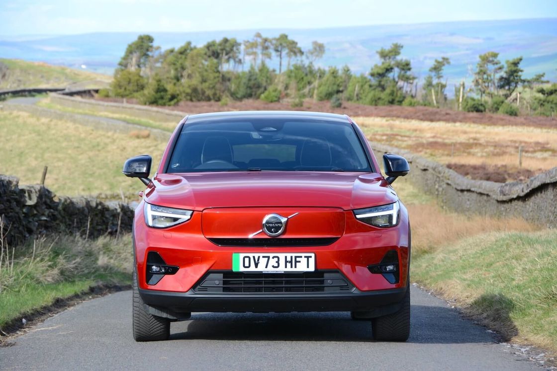 EV all-round Volvo EC40 Ultimate Twin Motor dengan WLTP 326Miles 4.7sec akselerasi 0-62mph 408hp motor tenaga kuda