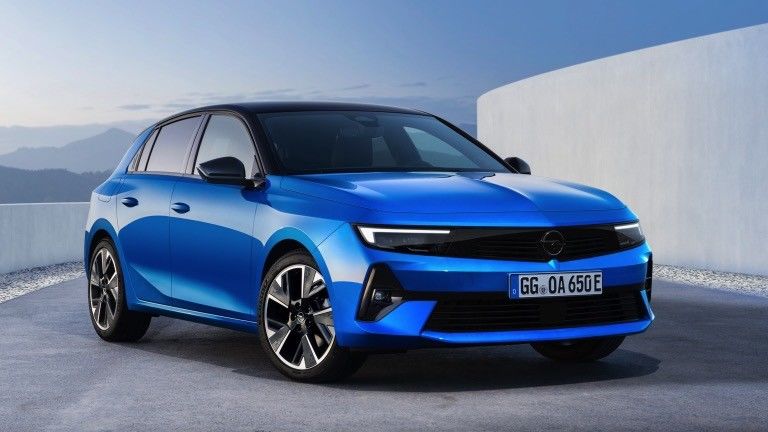 Kendaraan listrik berkendara nyaman di Opel Astra Electric dengan baterai 54kwh 150kw tenaga motor pada kecepatan maksimum 170km / h